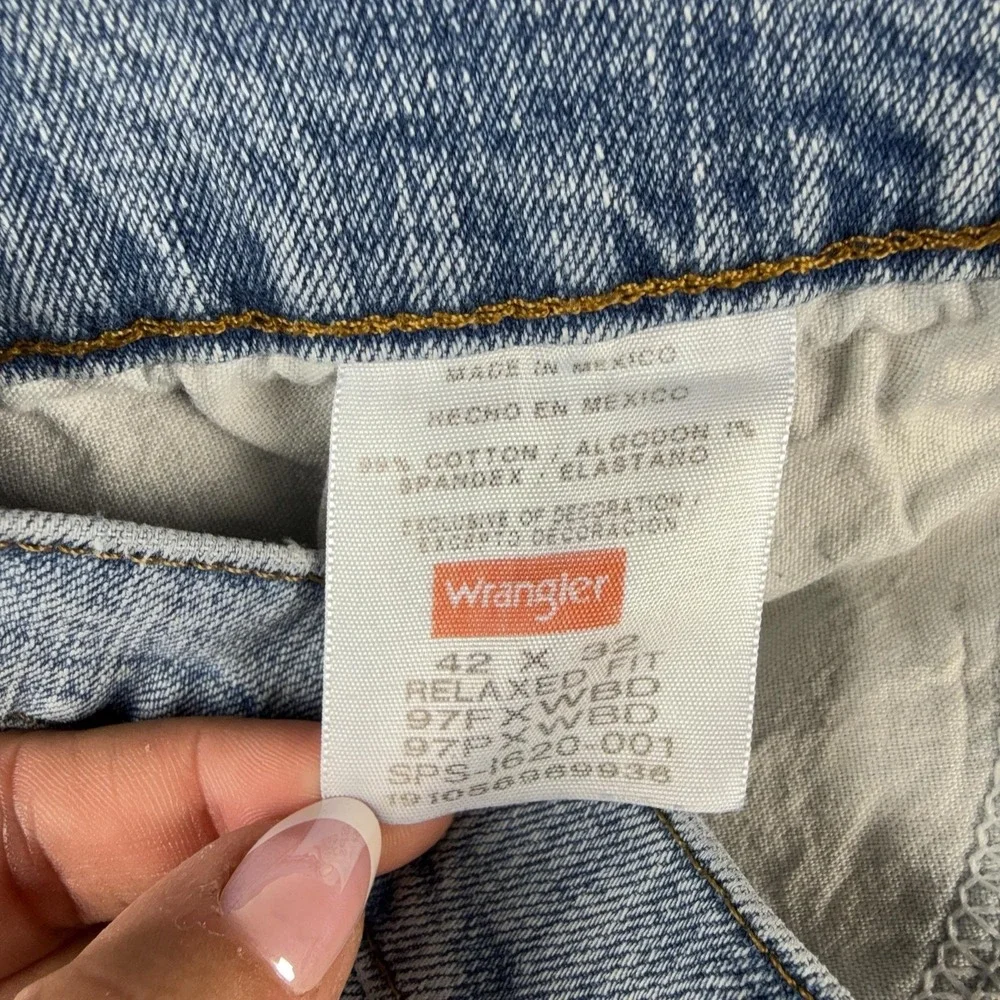 Wrangler Jeans Mens 42x30 Light Wash Blue Relaxed Fit Straight Stretch Denim